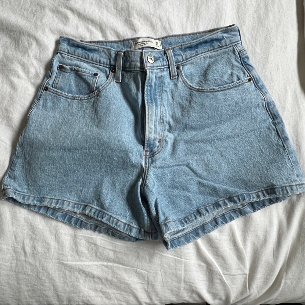 A&F 4” curve love mom short